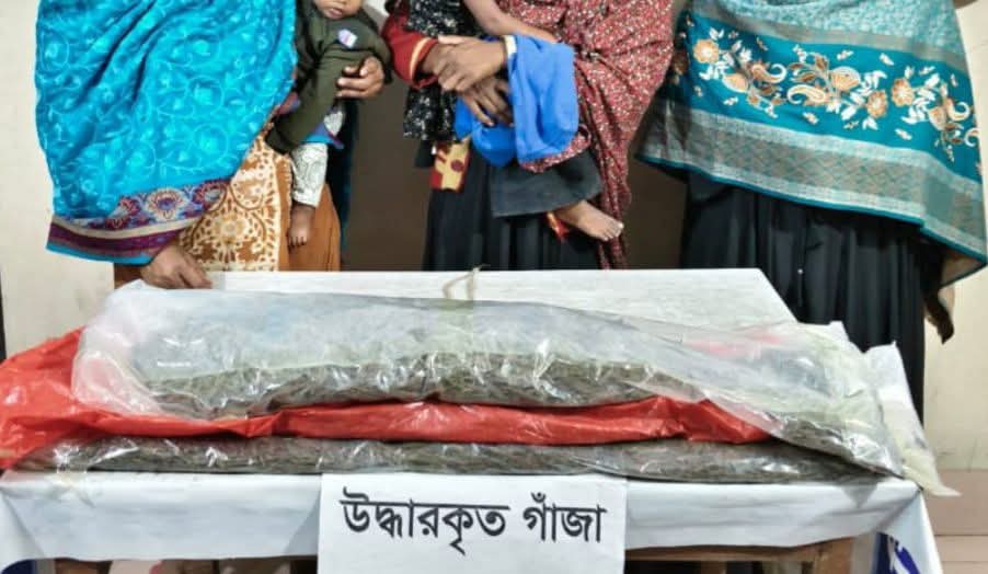 বগুড়া শিবগঞ্জে মোকামতলায় ৬ কেজি গাঁজাসহ তিন মহিলা গ্রেফতার 