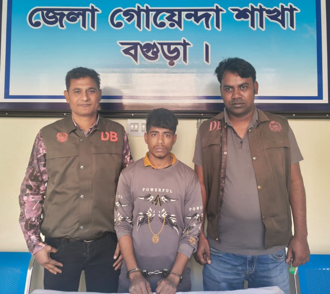 বগুড়ায় কোর্টের প্রিজন ভ্যানে উঠানোর সময় হ্যান্ডকাফ খুলে পালিয়ে যায় আসামী মিরপুর পুণরায় গ্রেফতার 