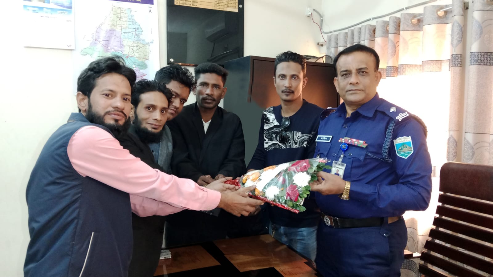 তাড়াশ পৌর প্রেসক্লাবের পক্ষ থেকে নবাগত ওসি হাবিবুর রহমানকে শুভেচ্ছা ও অভিনন্দন ‎