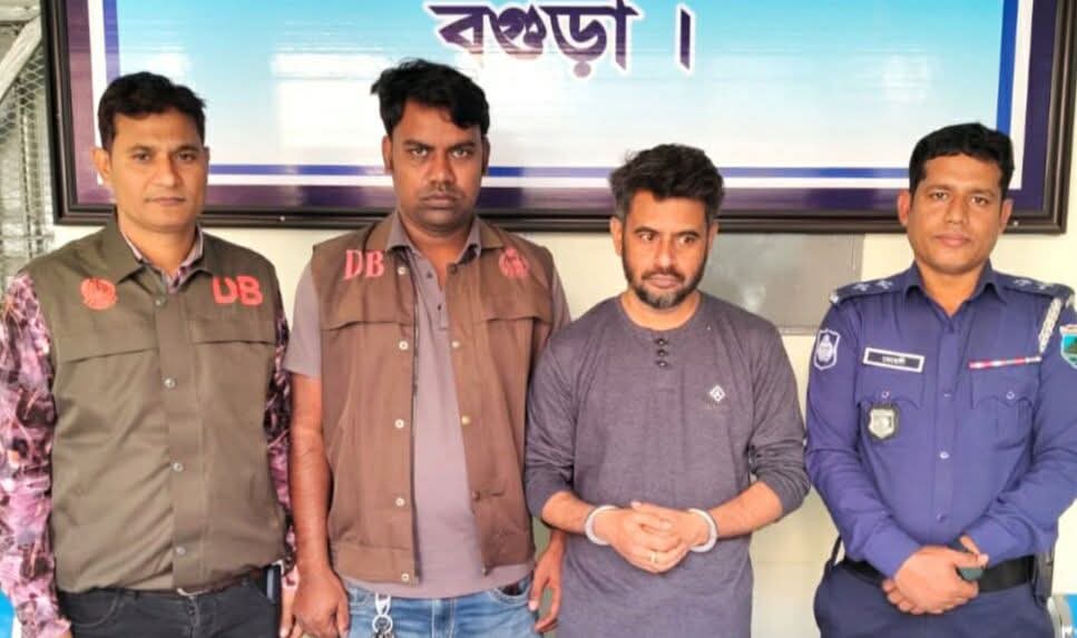 ঢাকার আশুলিয়ার ডাকু হেলাল পুলিশের পোশাক পড়ে ছিনতাই করতো : ছিনতাইকারী ডাকু গ্রেফতার 