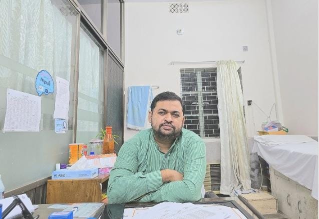 পেশার বাইরে মানবতা : দুমকিতে আস্থার নাম ডা. অমিতাভ তরফদার