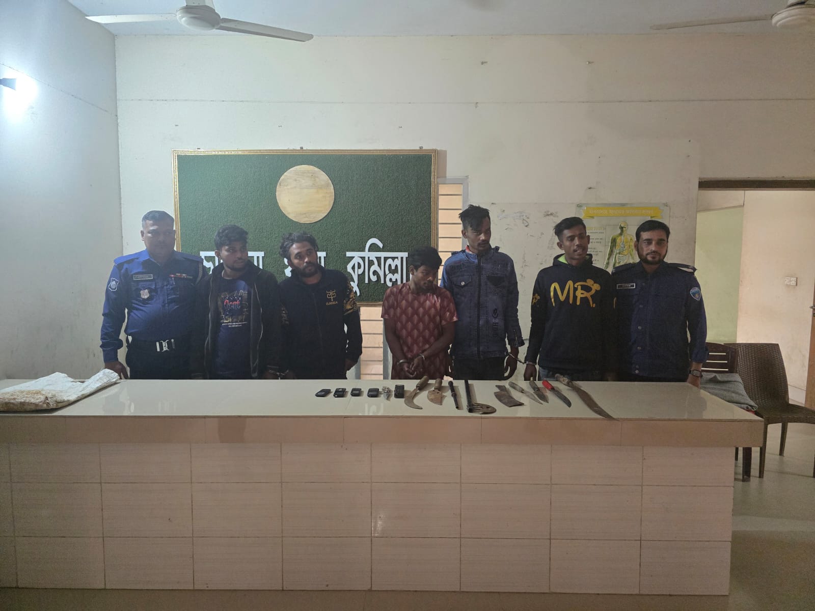 চান্দিনায় ডাকাতির প্রস্তুতিকালে আন্তঃজেলার ৫ ডাকাত গ্রেফতার। বিপুল পরিমাণ দেশীয় অস্ত্র ও সরঞ্জামাদি উদ্ধার করেন। 