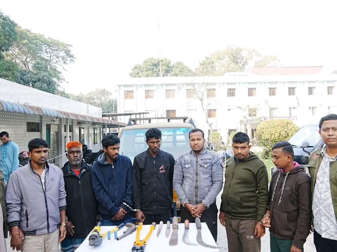 কুমিল্লায় ডিবি পুলিশের অভিযানে ডাকাত চক্রের সর্দারসহ আটক-৭