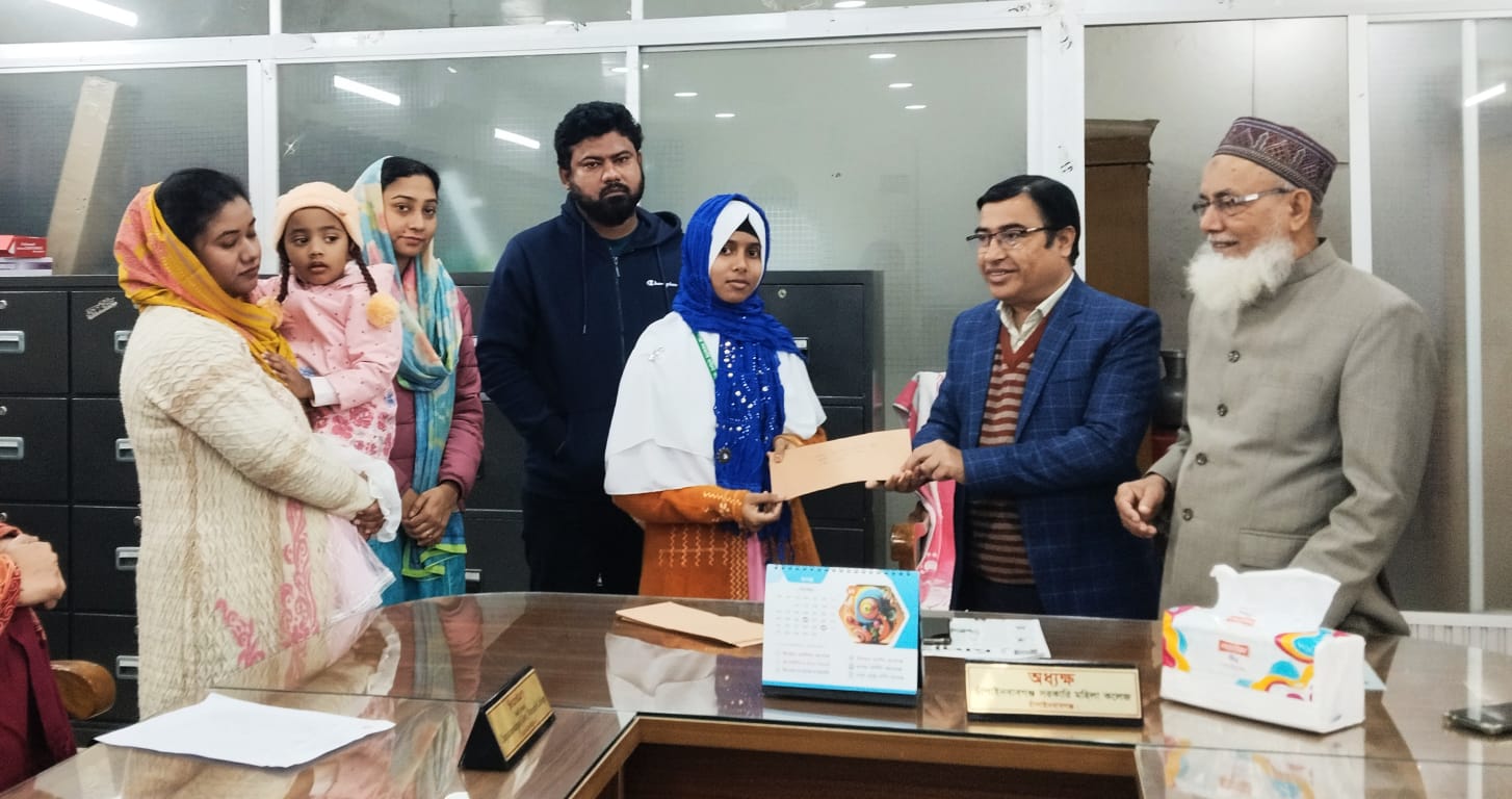 চাঁপাইনবাবগঞ্জ সরকারি মহিলা কলেজে ১০ জন দরিদ্র মেধাবী শিক্ষার্থীদের বৃত্তি প্রদান