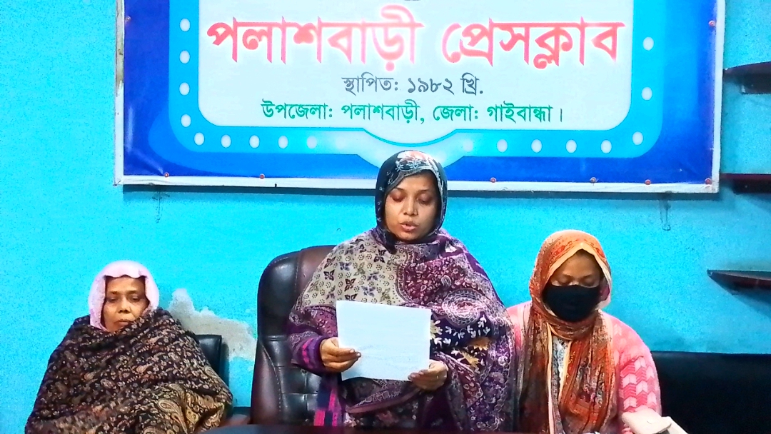 পলাশবাড়ীতে খড়ের পালায় বারবার আগুন, নিরাপত্তাহীনতায় এক পরিবার