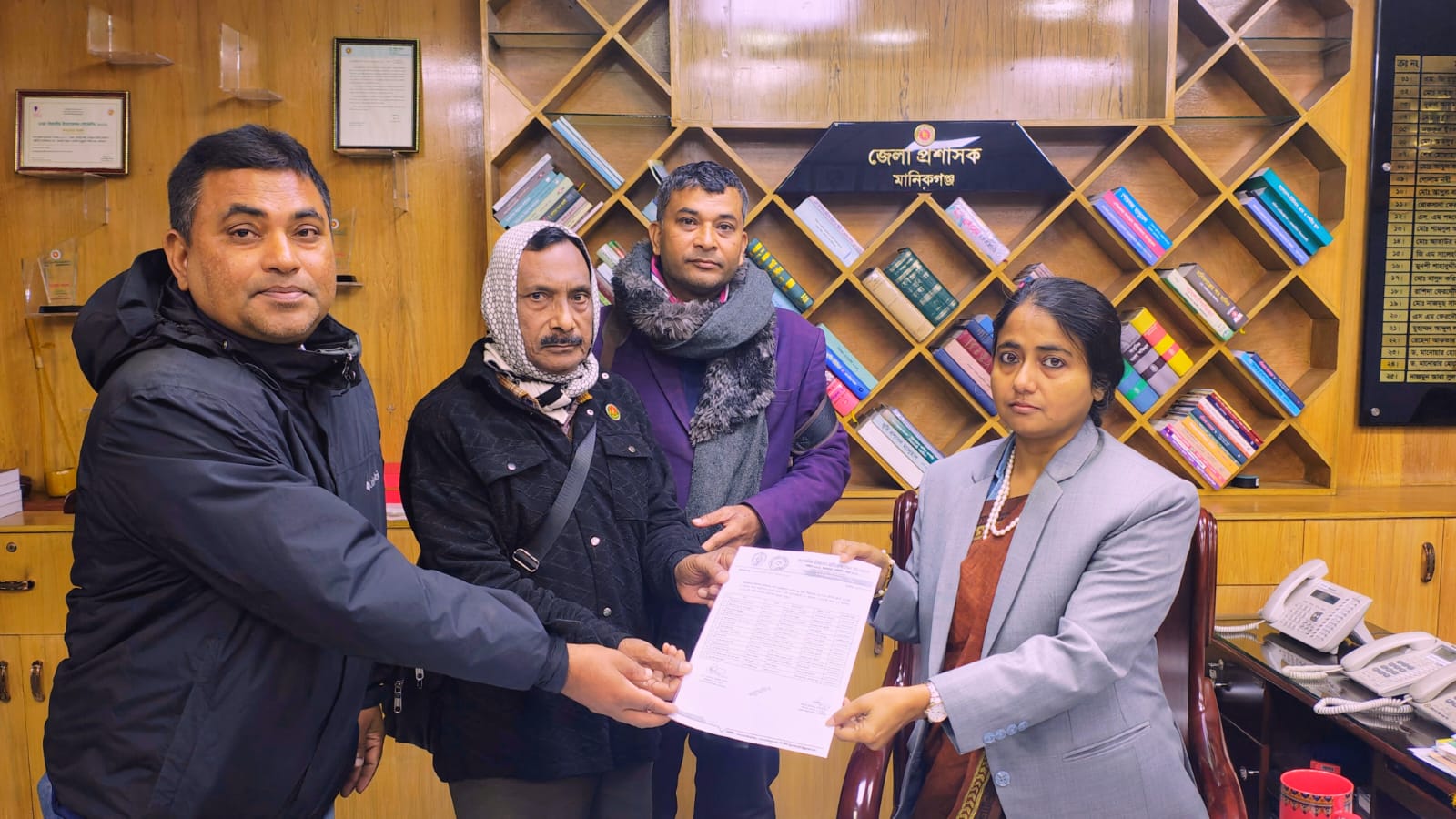 সাংবাদিক নির্যাতন প্রতিরোধ সেল বাংলাদেশ  মানিকগঞ্জ জেলা শাখার কমিটির তালিকা হস্তান্তর।