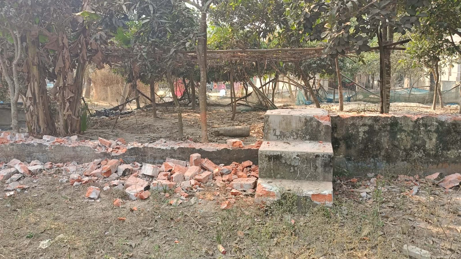 তাড়াশে ঈদগাহ মাঠ নিয়ে সংঘর্ষে উত্তেজনা, মোতায়েন রয়েছে পুলিশ