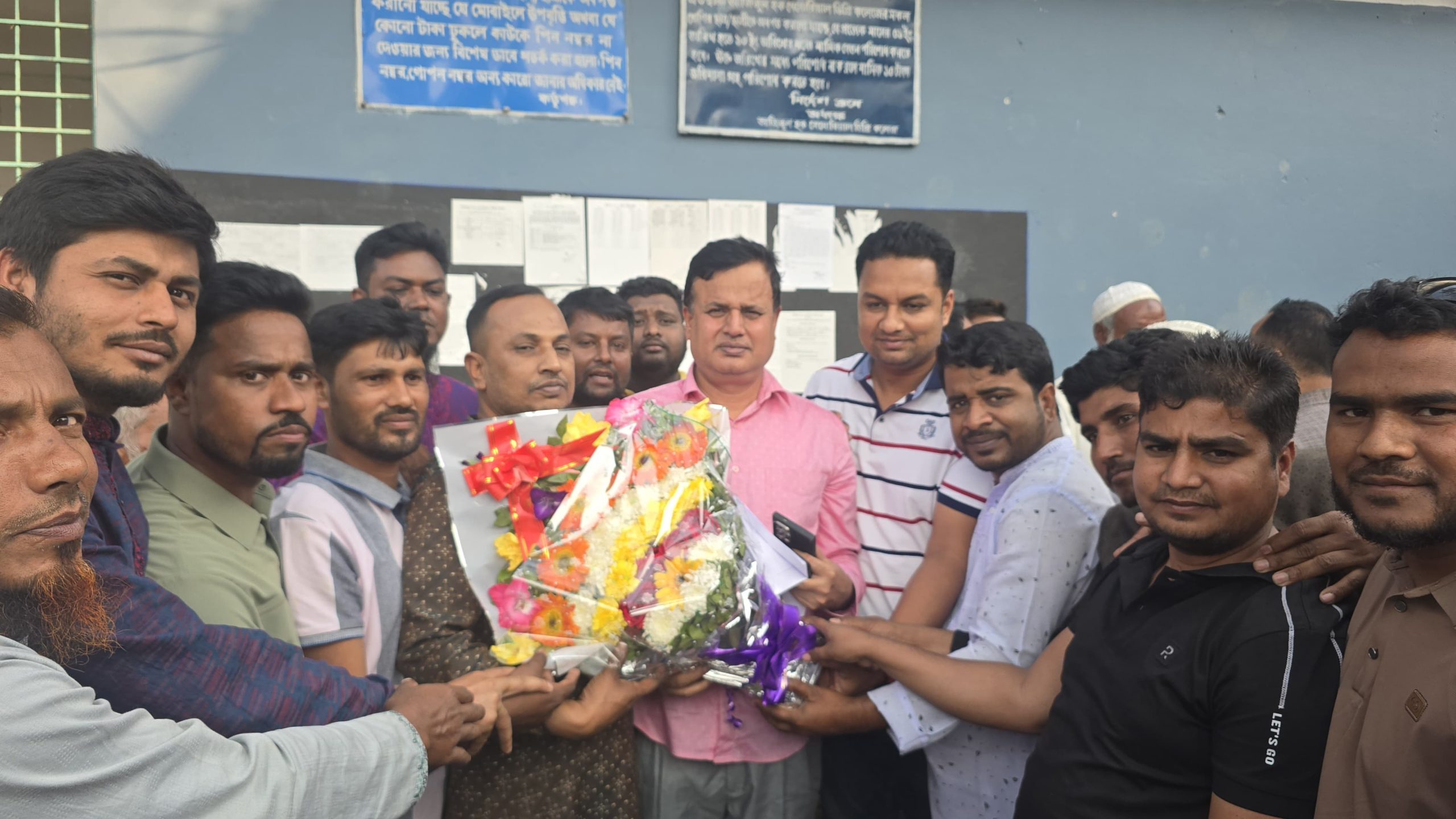 কাহালুতে নবনির্বাচিত এমপি মোশারফ হোসেনকে স্বেচ্ছাসেবক দলের ফুলেল শুভেচ্ছা