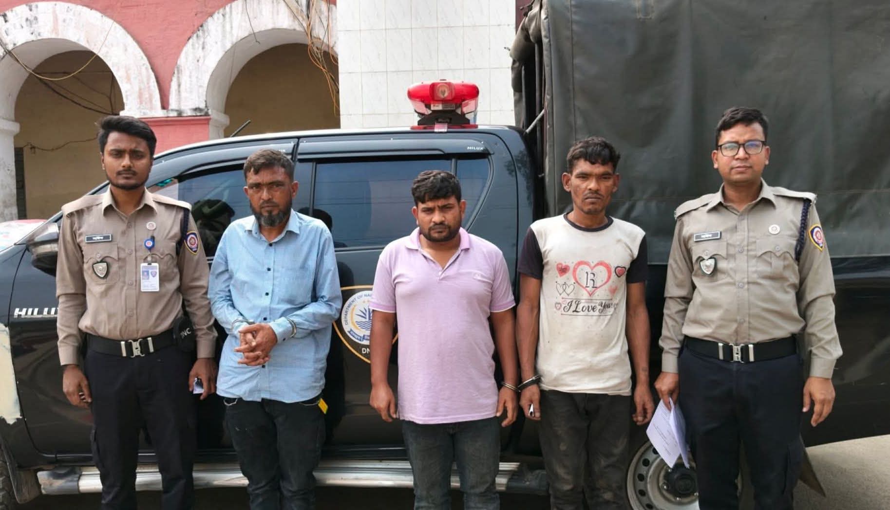 বগুড়ায় ৩৫ গ্রাম গাঁজা ২০০এম.এলসহ অ্যালকোহল সেবনের অপরাধে গ্রেফতার-৩