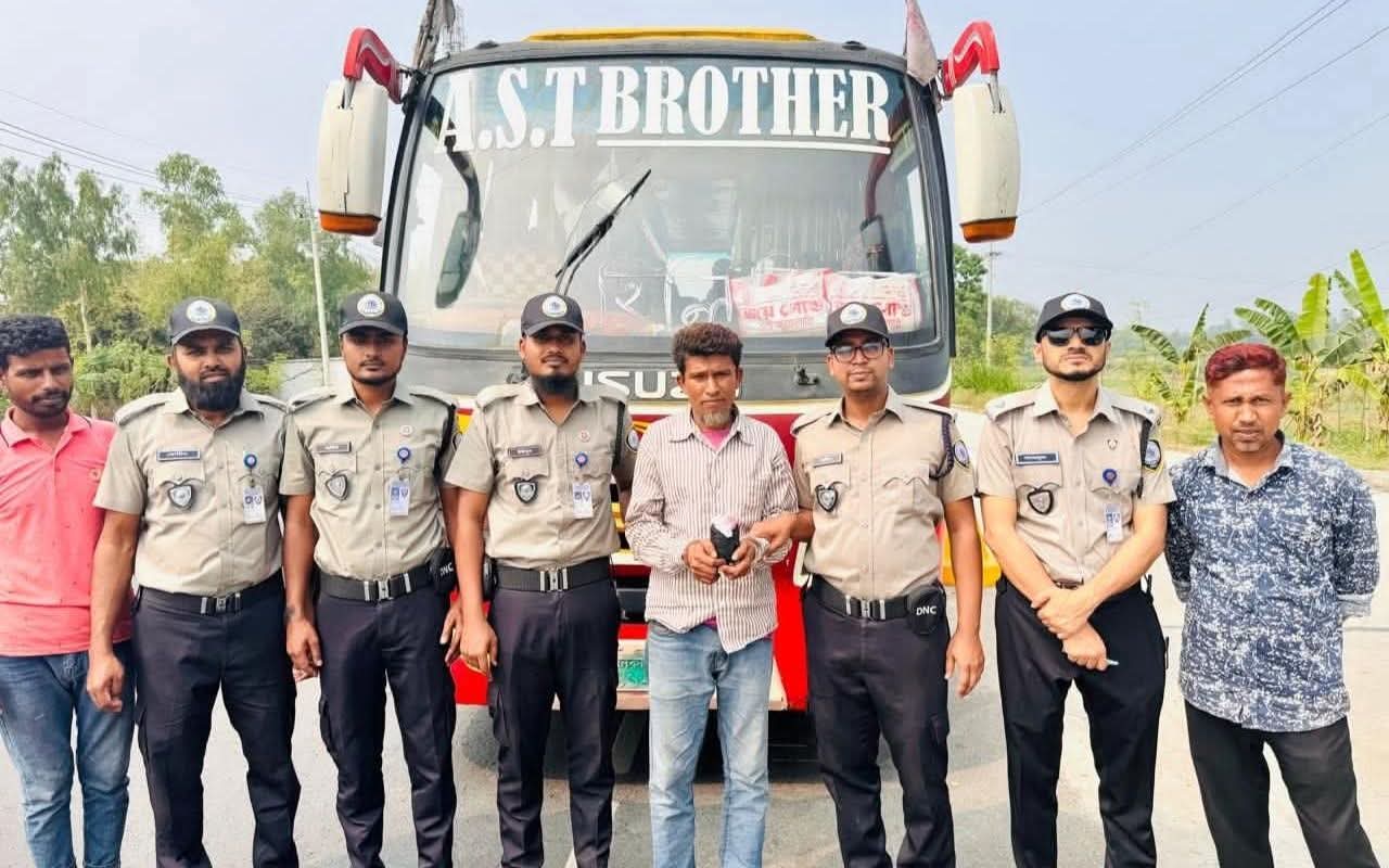 বগুড়ায় ২ হাজার ইয়াবা ট্যাবলেট যাত্রীবাহী বাস থেকে হাকিমপুরের জাহিদুল গ্রেফতার