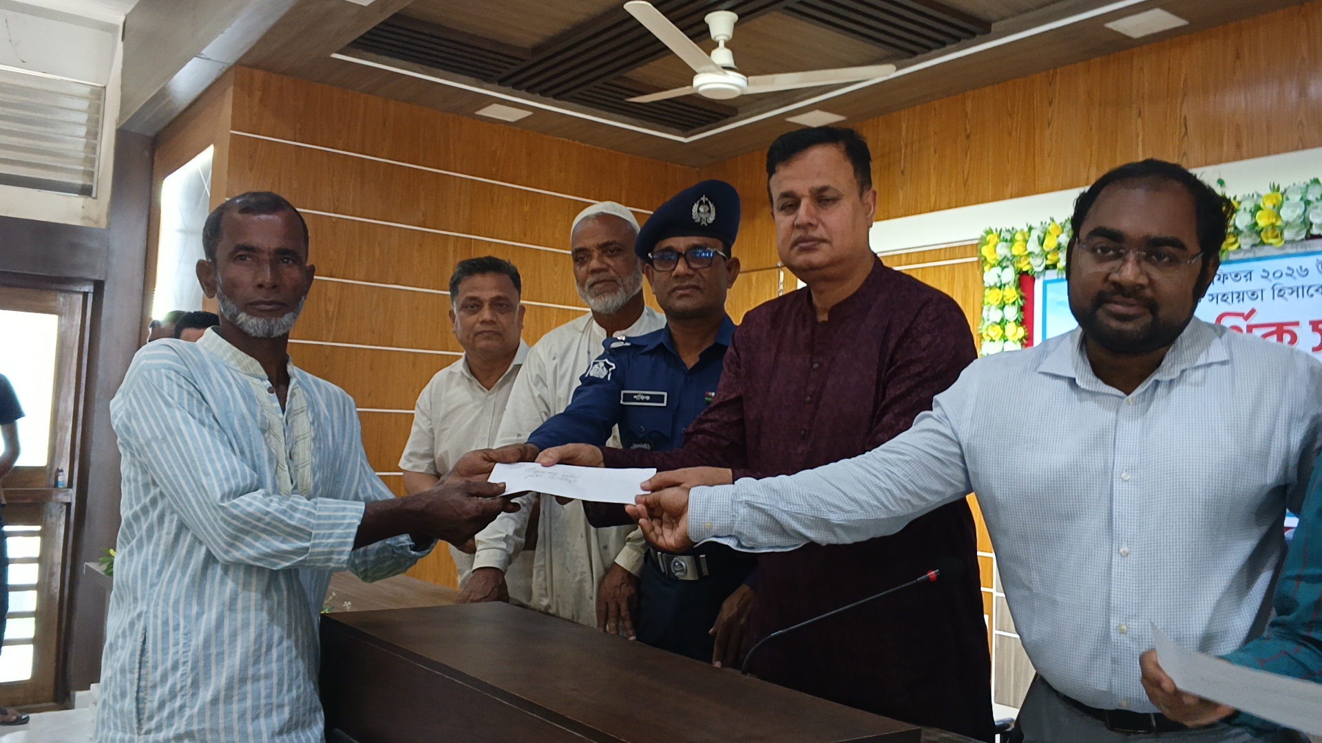 কাহালুতে গরিব ও অসহায়দের মাঝে প্রধানমন্ত্রীর ত্রাণ তহবিলের আর্থিক সহায়তা বিতরণ করলেন এমপি মোশারফ