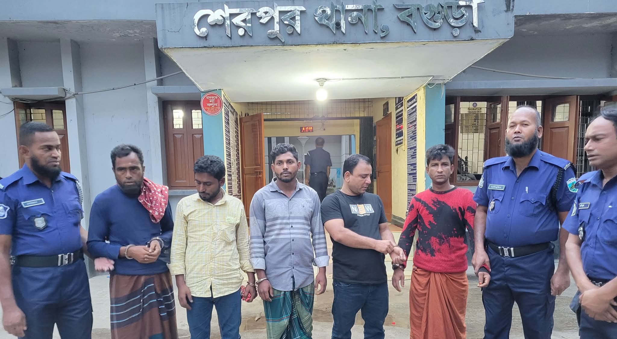 বগুড়া শেরপুরে সিঁধ কেটে গরু চুরি: আন্তঃজেলা চোর চক্রের ৫ সদস্য গ্রেফতার : ২টি গরু উদ্ধার
