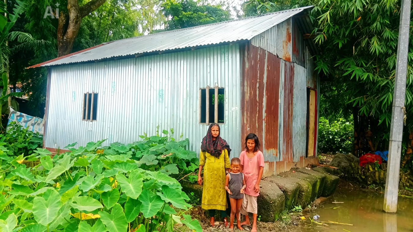 মেঘনার ভাঙনে নিঃস্ব শাহ আলমের পরিবার, একটি নিরাপদ আশ্রয়ের অপেক্ষায়
