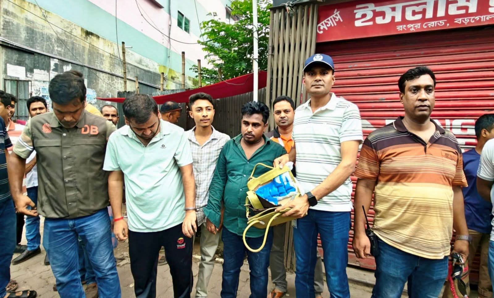 ডিবি বগুড়ার মাদক বিরোধী অভিযানে এক হাজার পিস ইয়াবা ট্যাবলেটসহ দুইজন মাদক কারবারী ইমরান ও শুভ্র প্রসাদ গ্রেফতার 