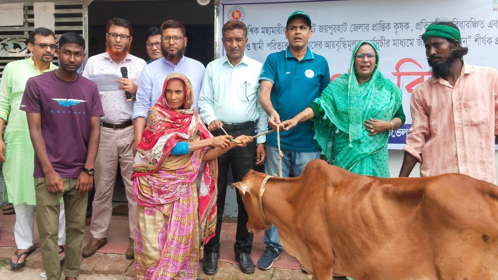 পাঁচবিবিতে সুবিধাবঞ্চিত নারীদের স্বাবলম্বী করতে এসডিএসের গরু বিতরণ