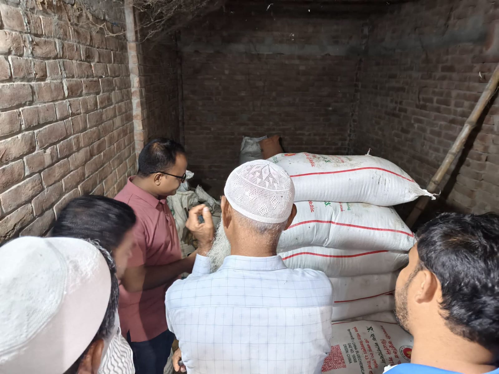 গোমস্তাপুরে অবৈধভাবে সার মজুদ, ৩০ হাজার টাকা জরিমানা