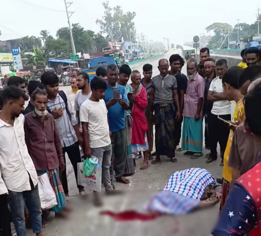 বগুড়ার শিবগঞ্জে মহাসড়ক পার হওয়ার সময় দ্রুতগতির ট্রাকের ধাক্কায় এক বিজিবি সদস্য নিহত হয়েছেন।
