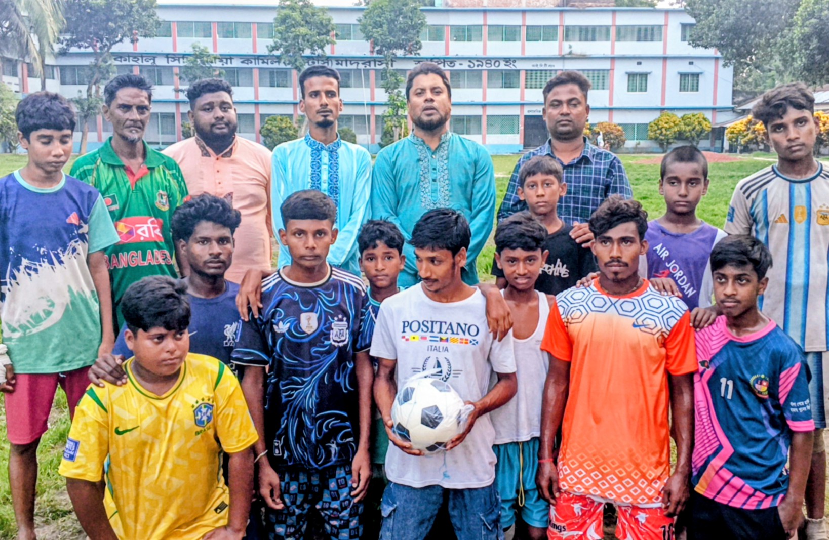 কাহালুর সাগাটিয়ায় তরুণদের হাতে ফুটবল, খেলাধুলায় জাগছে নতুন স্বপ্ন