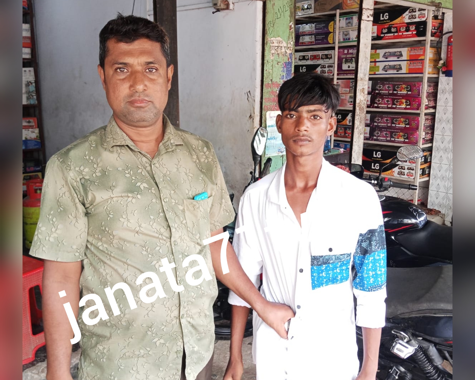 কাহালু বাজারে টিন কেটে মোবাইলের দোকানে চুরি, পলাতক আসামি সোহাগ গ্রেফতার
