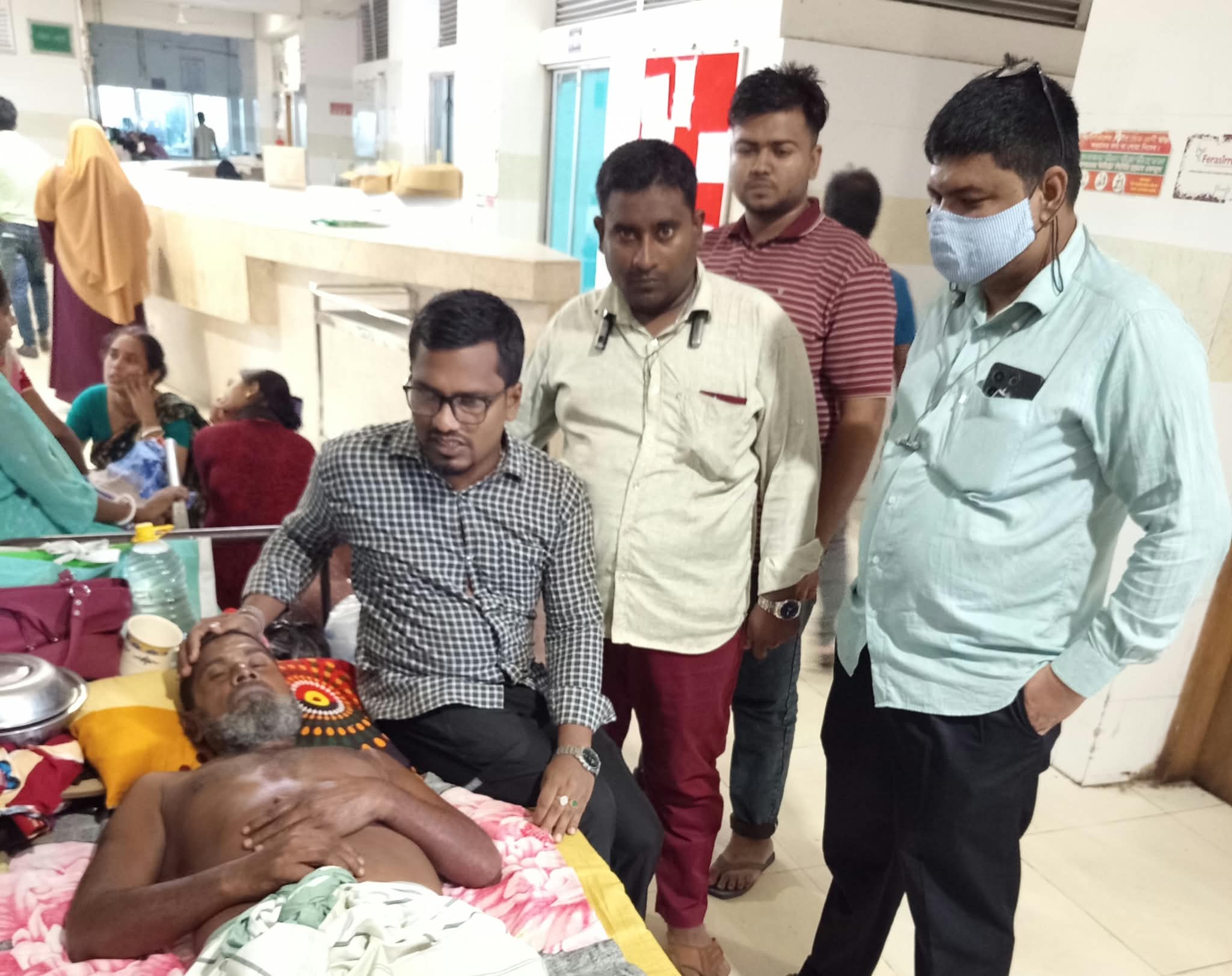 অসুস্থ সাংবাদিকের পিতার পাশে সেন্ট্রাল প্রেসক্লাবের নেতৃত্ববৃন্দ